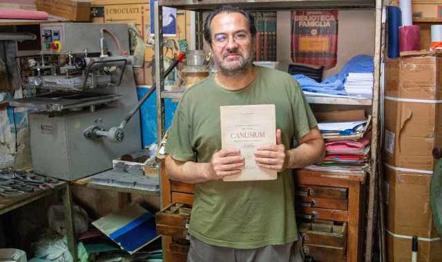Bari, la storia di Gianluigi: rilega e restaura libri con ago, filo e strumenti d'epoca